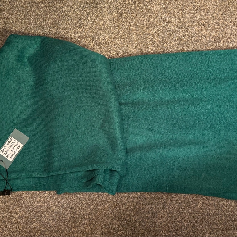 Gorgeous Dark Green Scarf. 23 x 34 
Perfect to dress up any outfit!